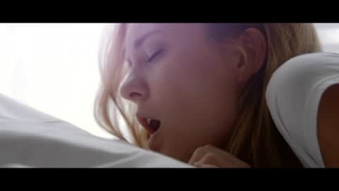 Elle aime se réveiller avec une bonne masturbation !