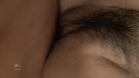 Nozomi Hazuki a une chatte poilue et une envie de baiser