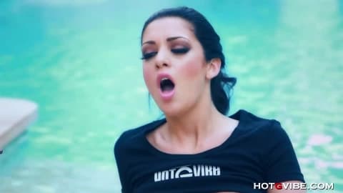 Putri Cinta est trop sexy dans les piscines de Fakings