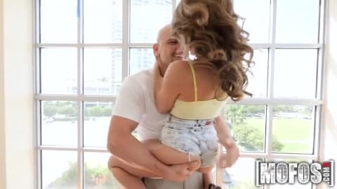 La jeune blonde à lunettes suce et baise en reverse cowgirl !