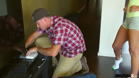 Technicien et client ont porno baise hard