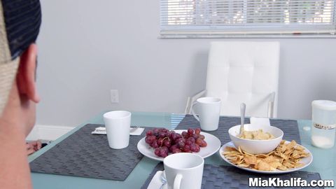 La jeune brune Roxy Lips se fait défoncer le cul en lingerie sexy !