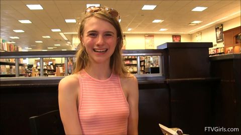 Upskirt de jeune fille exhibe en public