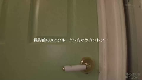 Une demoiselle asiatique ultra bonne se fait baiser à plusieurs reprises par deux potes excités