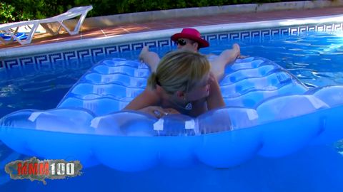Sexe Tube mature dans une piscine