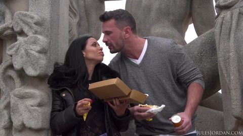 Canela Skin offre son gros cul à Manu