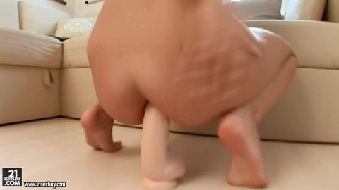 Sex masturbation porn sur le canapé