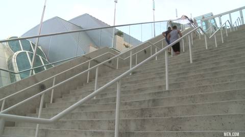 Mec qui se branle en regardant son copain