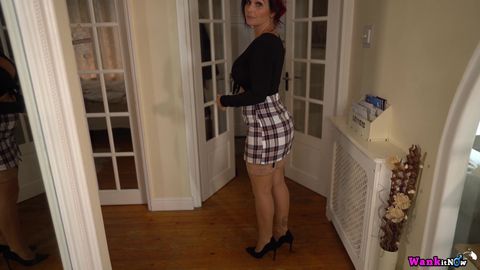 Femme Qui Se Doigte contre le miroir