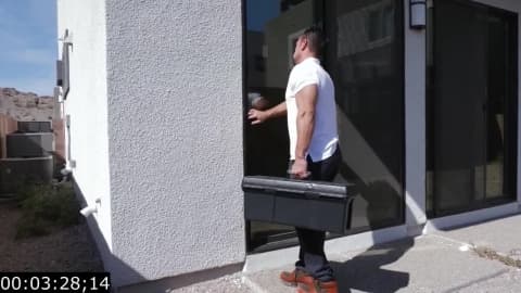 Pétasse brune pénétrée dur des deux côtés