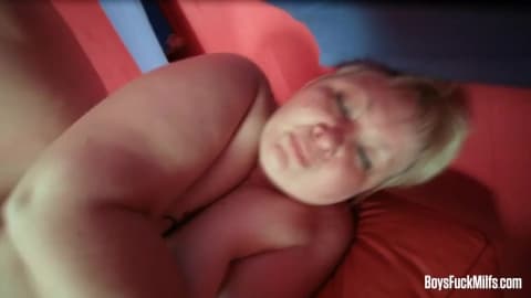 Il baise et finit par mature creampie