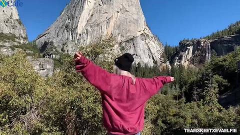 Eva Elfie fait une pipe POV à la montagne