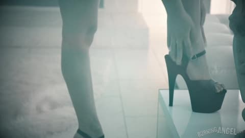 Alina Lopez est entraînée dans un sexe trio