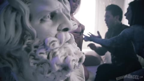 Alina Lopez est entraînée dans un sexe trio