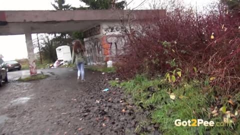 Upskirt de pisseuses dans les rues