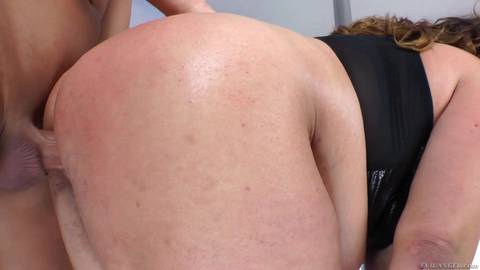 Une gorge percée dans ce Bbw porn hd