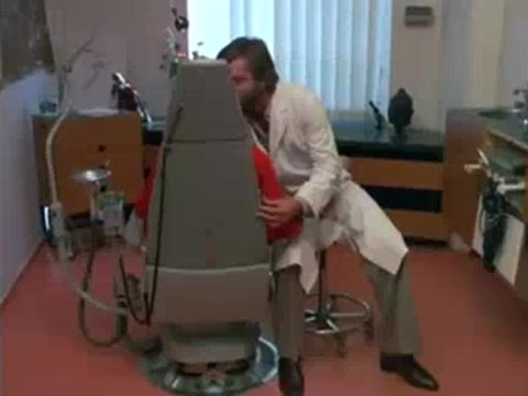 Brigitte Lahaie séduit son dentiste avec ses seins