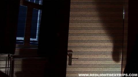 2 brunettes salopes avec une jeune pute