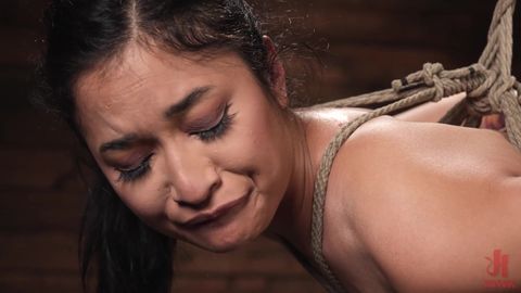 Avery Black attachée se donne à une BDSM sauvage