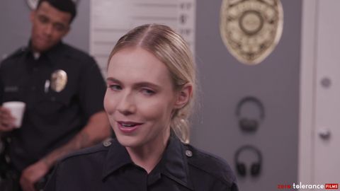 Rebel Rhyder en tenue de police dans un gangbang avec Ryan Driller et Lawson Jones !