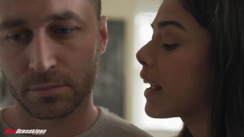 Sa demi-fille Harmony Wonder suce et saute sur son beau-père !