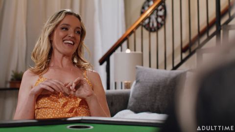 Les lesbiennes Charlie Forde, Hayley Davies et Vanna Bardot se lèchent après le poker !