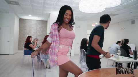 Jeune black se fait bouffer par derrière dans la salle de bingo!