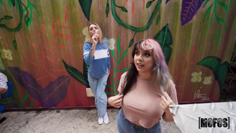 La belle Carly Rae a acheté une glace mais veut aussi la glace du vendeur !