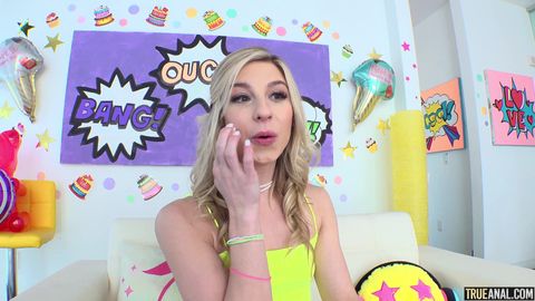 La Cheerleader Kait se fait bouffer la gorge puis son petit trou du cul serré !