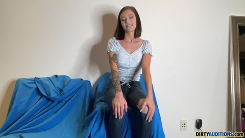 Riley Mae, belle brune au gros cul bien rond et ferme, suce et baise au casting !