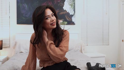 L&rsquo;asiatique Scarlett Alexis reçoit un cunnilingus de son client !