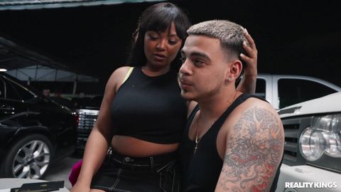 La black Avery Jane suce JMac avec soif, puis se fait baiser fort sur le canapé !
