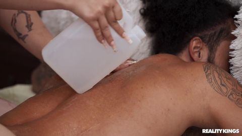 La rousse masseuse Nia Bleu huile ses gros seins puis suce la bite de James Angel
