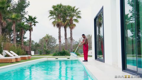 Cette mature ne s&rsquo;ennuie jamais quand elle est à Voissa