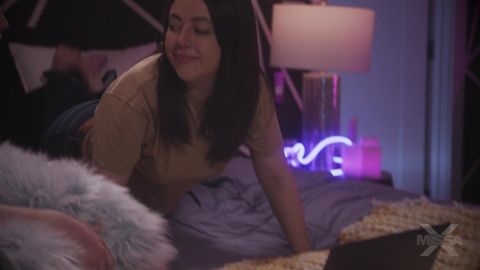 Whitney, brune douce et sensuelle, adore baiser lentement avec un mec