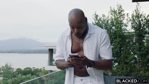 Deux asiatiques baisent un black pour les réseaux sociaux