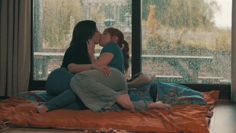 Tindra Frost et Loveday, lesbiennes en automne, baisent à l’abri de la pluie