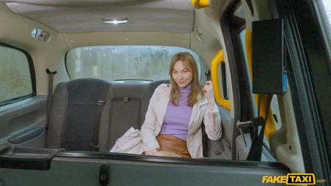 Chauffeur de taxi s&rsquo;arrête pour du sexe à l&rsquo;arrière